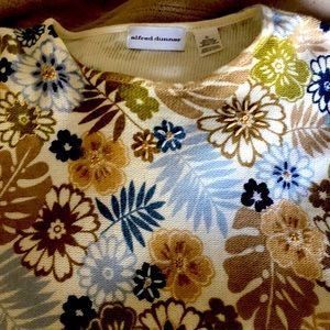 Sweater with neat details on the flowers